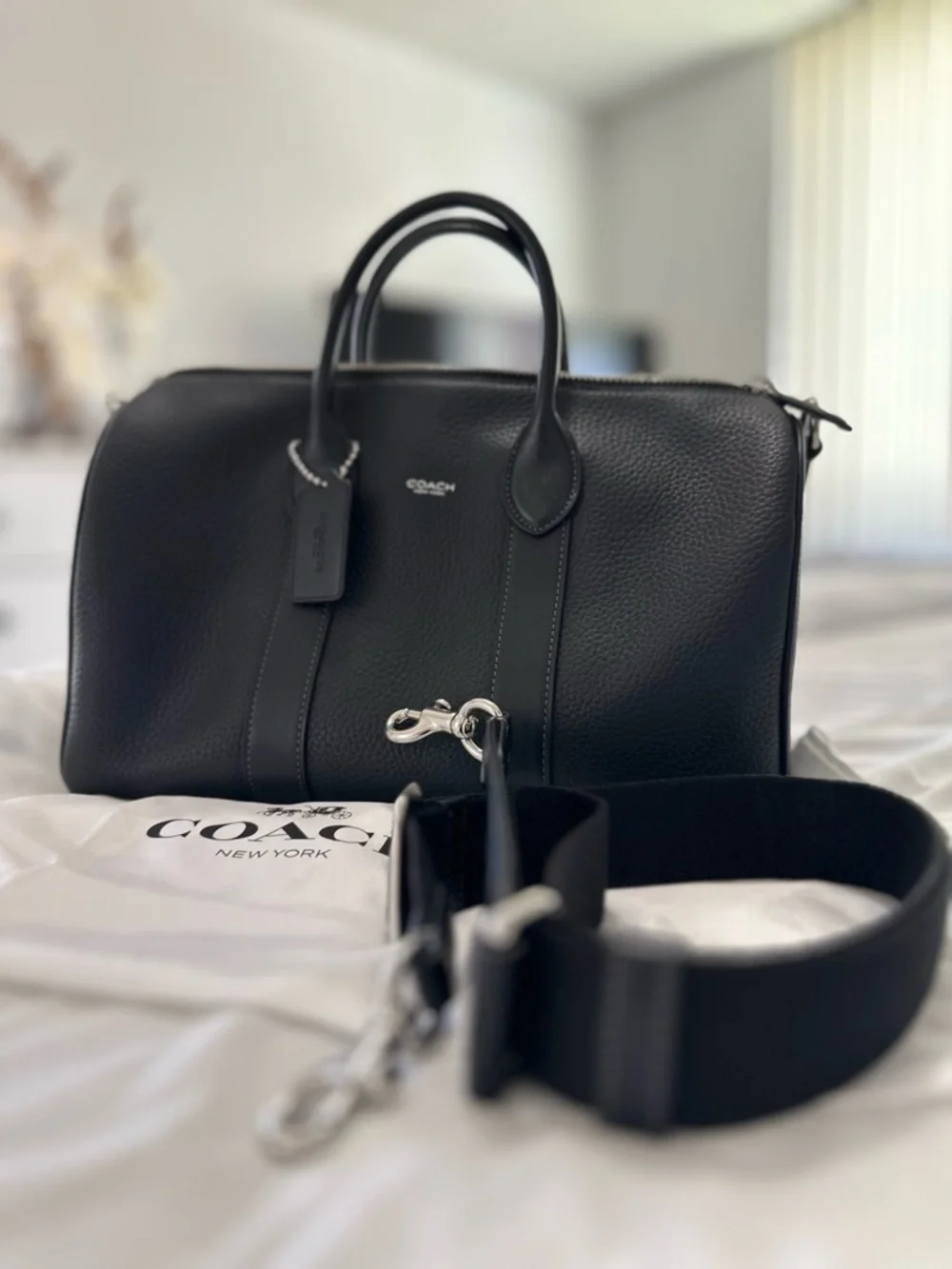 Coach Compass 35 in Black Leather-Like New - Picture 9 of 9